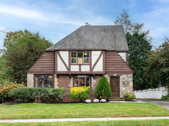 90 Gaynor Avenue, Manhasset NY 11030