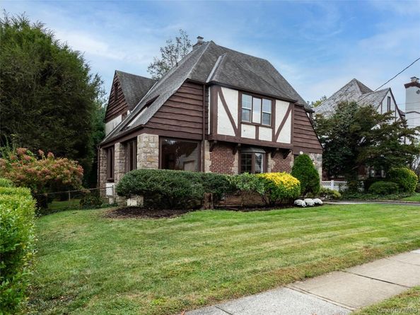 90 Gaynor Avenue, Manhasset NY 11030