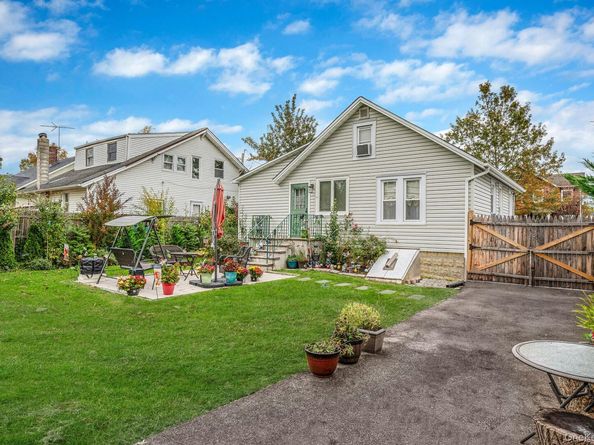 14 West Drive, Bay Shore NY 11706