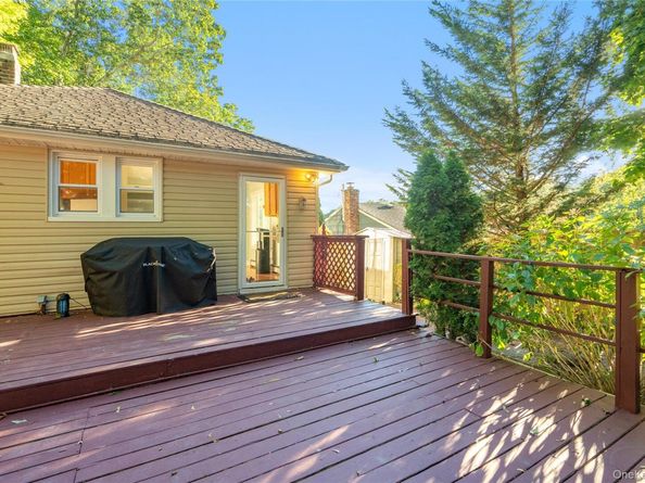 15 Dune Court, Northport NY 11768