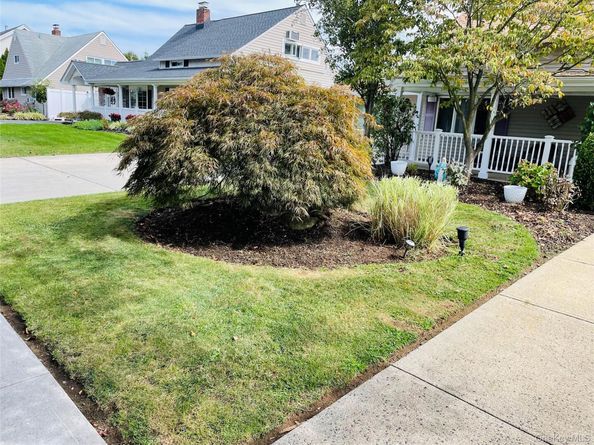 27 Wildflower Lane, Wantagh NY 11793