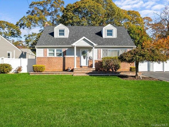 79 Beecher Road, North Babylon NY 11703