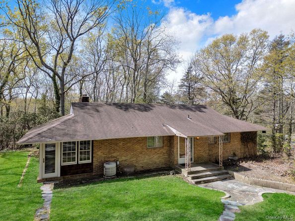28 Picardy Lane, Laurel Hollow NY 11791