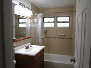 324 Post Avenue 9F, Westbury NY 11590