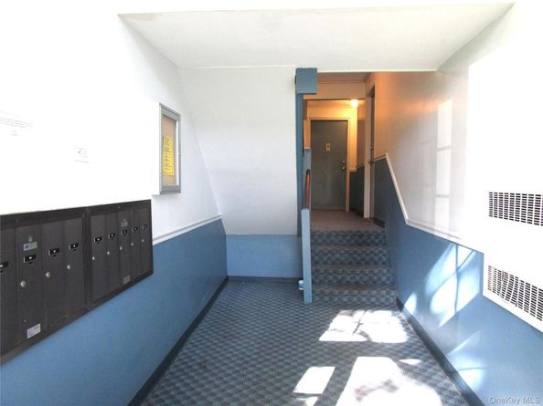 324 Post Avenue 9F, Westbury NY 11590