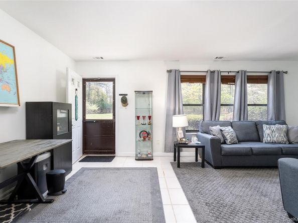 28 Bailey Court 28, Middle Island NY 11953