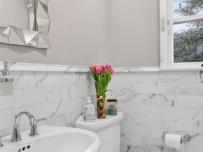 58 Hummingbird Drive, East Hills NY 11576