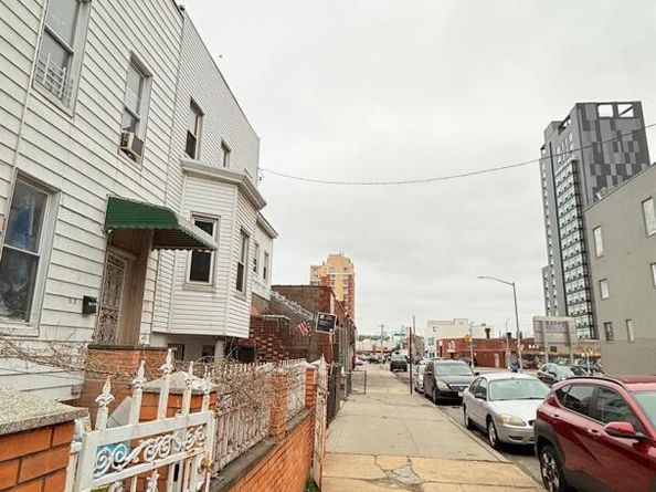 5117 34th Street, Long Island City NY 11101