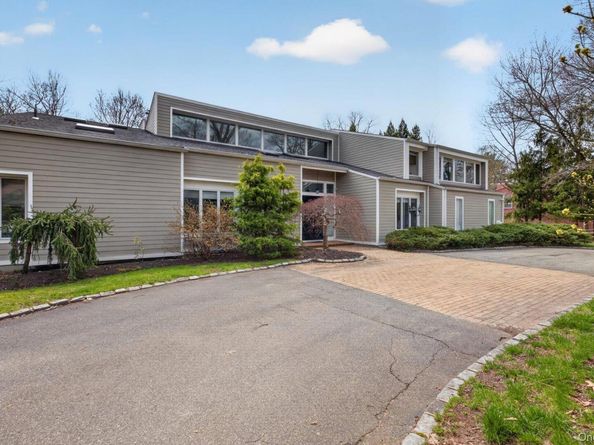18 Windemere Way, Woodbury NY 11797