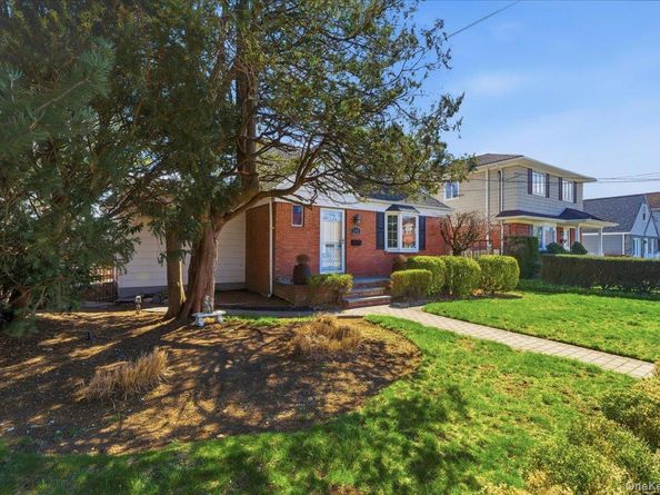 146 Caroline Avenue, Garden City South NY 11530