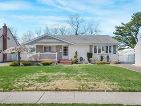 18 Seitz Drive, Bethpage NY 11714