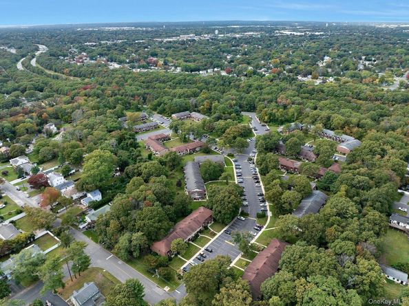 150 Newbrook Lane 150, Bay Shore NY 11706