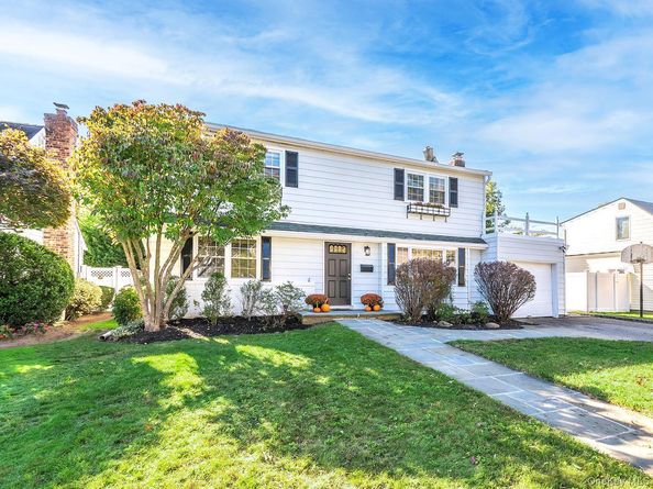 11 University Place, Glen Head NY 11545