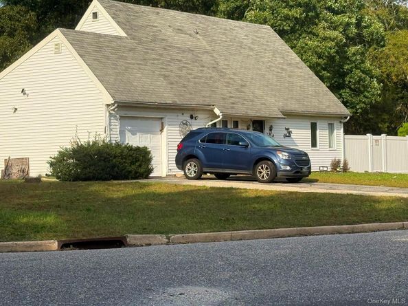 79 Hawkins Path, Coram NY 11727