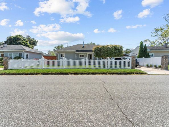 27 Croydon Road, Amityville NY 11701