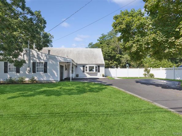 26 Avenue D, Holbrook NY 11741
