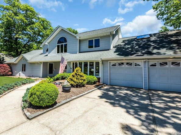 23 Campus Lane, Ronkonkoma NY 11779