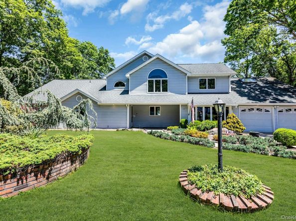 23 Campus Lane, Ronkonkoma NY 11779