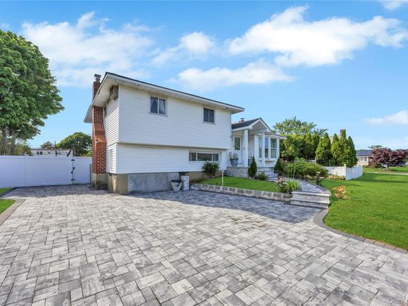 11 Lee Drive, Farmingdale NY 11735
