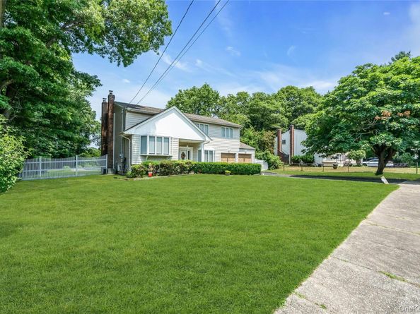 23 Carpenter Lane, Hauppauge NY 11788