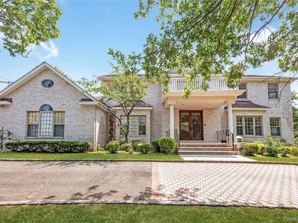 52 Snapdragon Lane, Roslyn Heights NY 11577