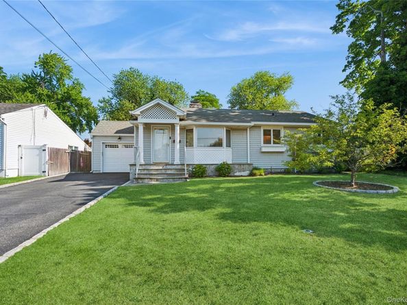 305 Glynn Street, North Babylon NY 11703