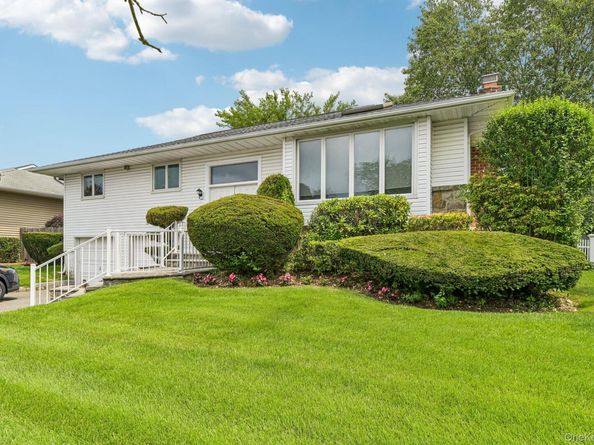 14 Gloria Place, Plainview NY 11803