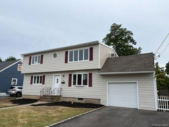 381 N Clinton Avenue, Lindenhurst NY 11757