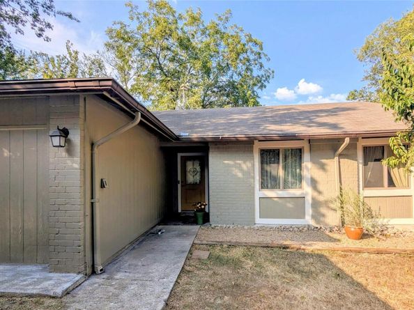 2423 Village WALK, Austin TX 78744