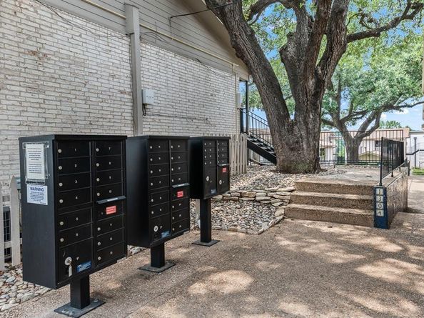 1304 Summit ST 206, Austin TX 78741