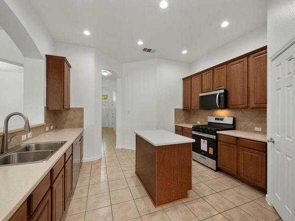4498 Heritage Well LN, Round Rock TX 78665