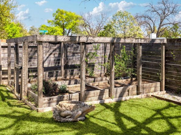 3201 Sunny LN, Austin TX 78731