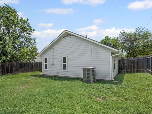 1002 Cresswell DR, Pflugerville TX 78660