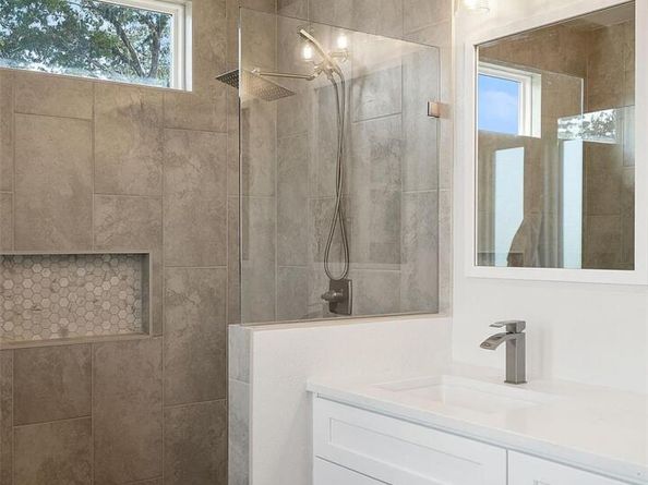 20704 Leaning Oak DR, Lago Vista TX 78645