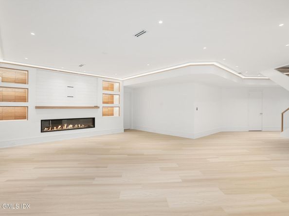 25 Dialstone Lane, Riverside CT 06878