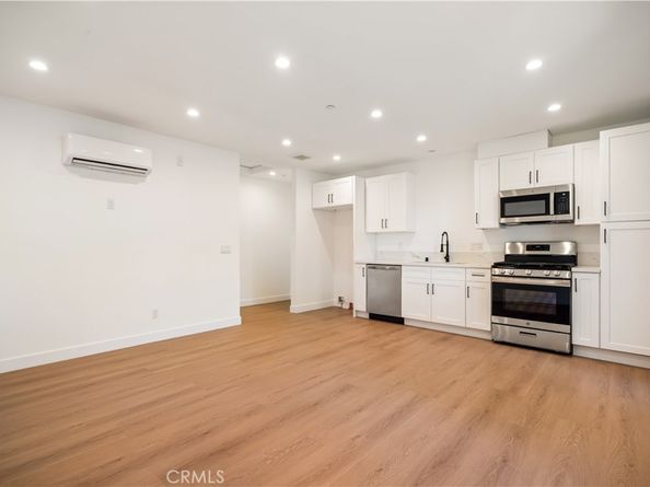 6935 Jellico Avenue, Lake Balboa CA 91406