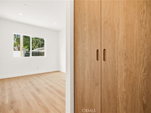 6935 Jellico Avenue, Lake Balboa CA 91406