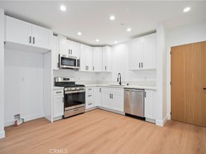 6935 Jellico Avenue, Lake Balboa CA 91406