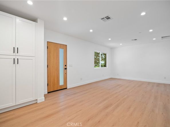 6935 Jellico Avenue, Lake Balboa CA 91406