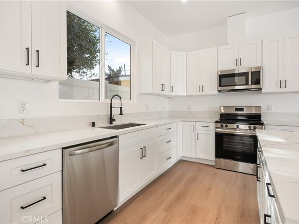 6935 Jellico Avenue, Lake Balboa CA 91406