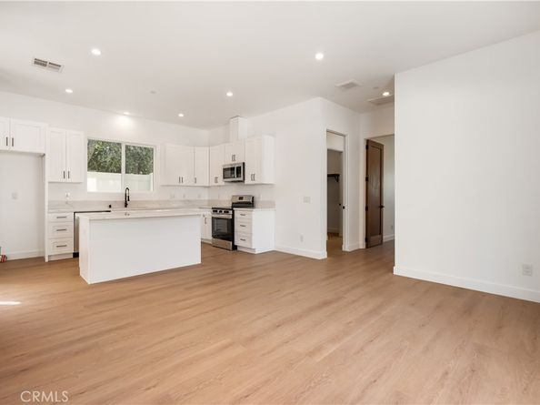 6935 Jellico Avenue, Lake Balboa CA 91406