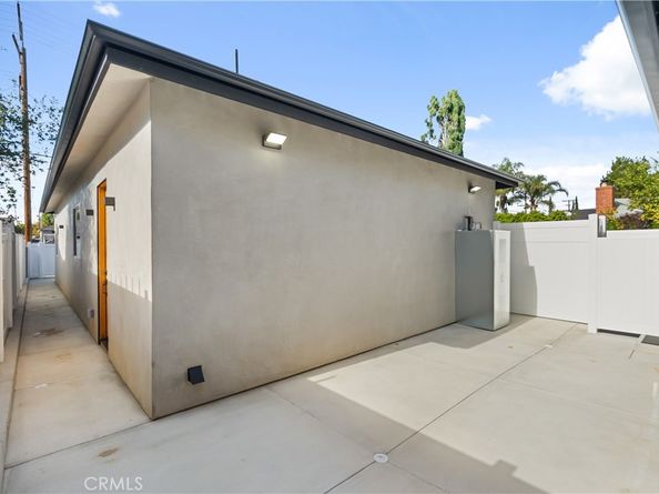 6935 Jellico Avenue, Lake Balboa CA 91406