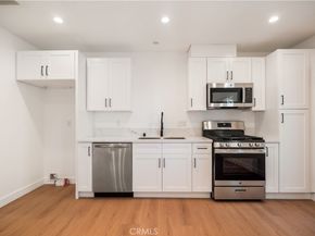 6935 Jellico Avenue, Lake Balboa CA 91406