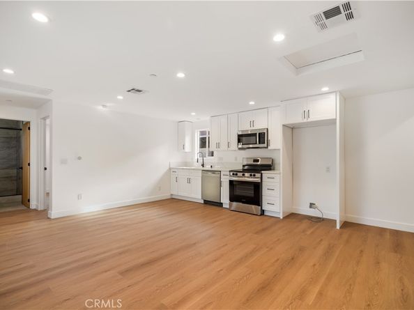 6935 Jellico Avenue, Lake Balboa CA 91406