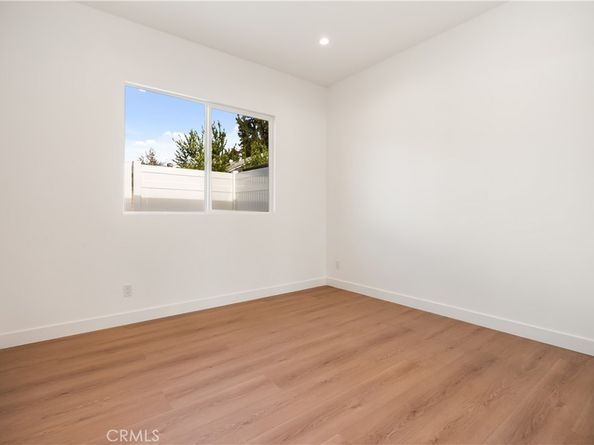 6935 Jellico Avenue, Lake Balboa CA 91406