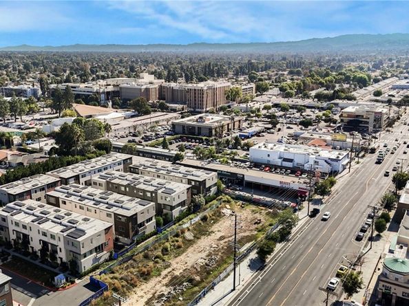 18447 W Mural, Northridge CA 91325