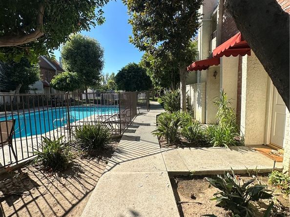 6540 Hayvenhurst 15, Lake Balboa CA 91406