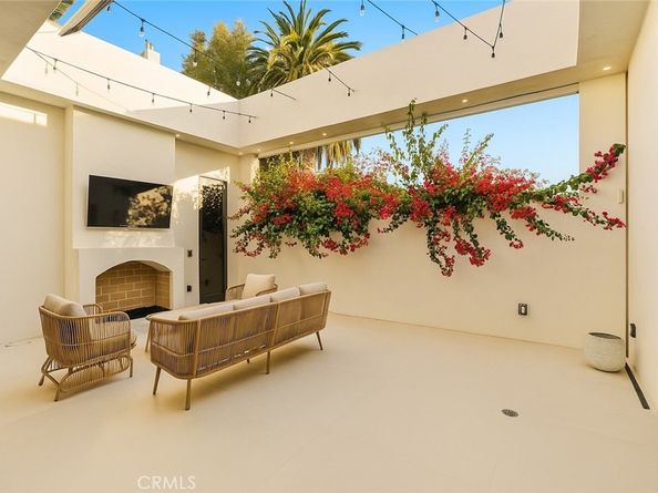 22924 Erwin Street, Woodland Hills CA 91367