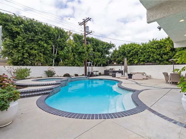 5439 Gentry Avenue, Valley Village CA 91607