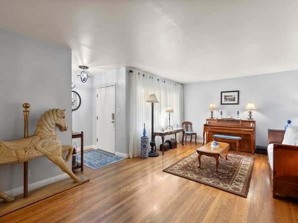 2748 Mansfield Drive, Burbank CA 91504